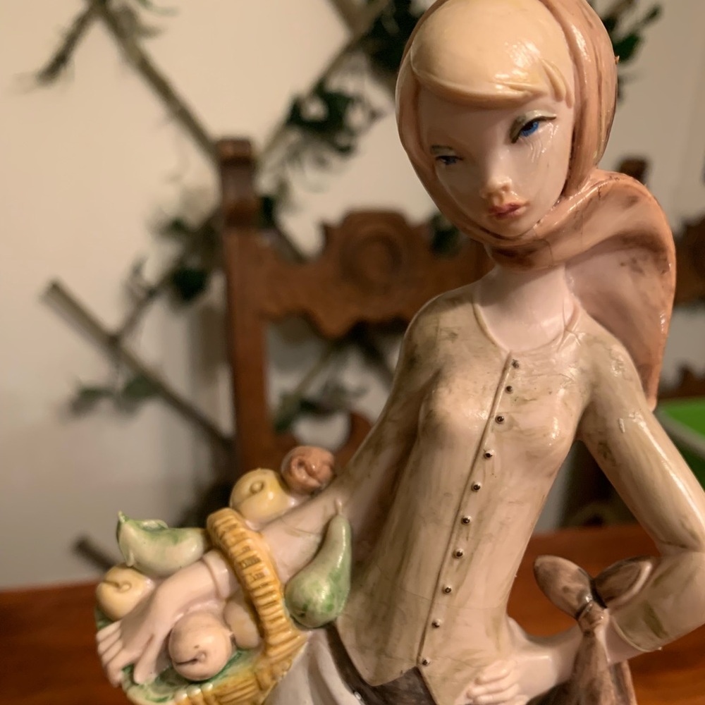 Fontanini 11" La statue woman basket imported Italy 2014